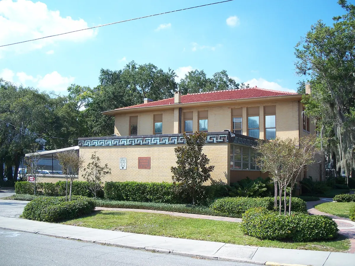 An even, well kept lawn at a historic library building, the finish lawn topdressing works toward